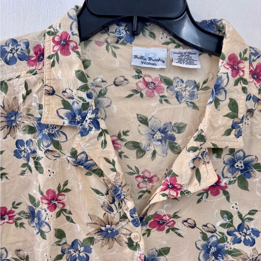 BOBBIE BROOKS VINTAGE TOP SIZE 26W/28W. FLORAL EYELET BUTTON DOWN, SHORT SLEEVE - Picture 2 of 14